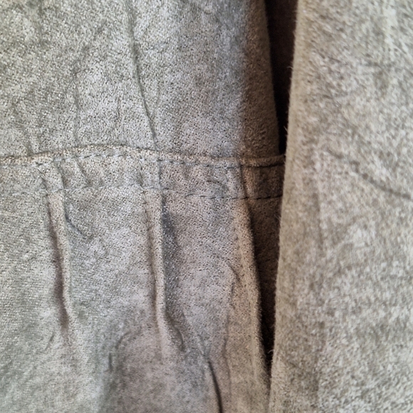 RQT Ultra Suede Top SzXL Long Sleeve 3 Button Closure Sage Green Polyester NWOT - Picture 7 of 9